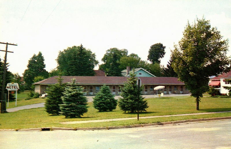 Four Seasons Motel - Postcard View (newer photo)